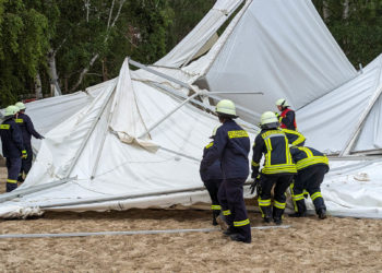 Sturm lässt Zelt in Bagenz abheben. Ein Verletzter im Krankenhaus