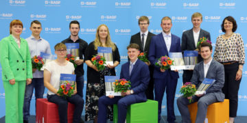 Für neun Auszubildende der BASF Schwarzheide GmbH hat am 30. Juni ein neuer Lebensabschnitt begonnen. Im Bild: Julie De Keyser, Bereichsleiterin Standortservices und Infrastruktur (l.), Jana Wacker, Personalleiterin (r.)