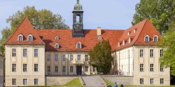 Kreismusik- und Kunstschule „Gebrüder Graun“/ Andreas Franke:  Das Elsterschlossgymnasium Elsterwerda ist Kulisse für das SommerSaitenFest am 17. Juni.