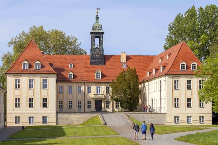 Kreismusik- und Kunstschule „Gebrüder Graun“/ Andreas Franke:  Das Elsterschlossgymnasium Elsterwerda ist Kulisse für das SommerSaitenFest am 17. Juni.