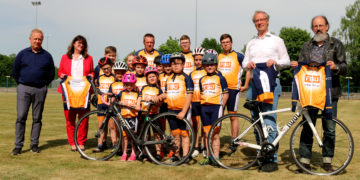 Präsentation der neuen Sportbekleidung mit den Nachwuchssportlern und dem 1. Vorsitzenden
des RSV Finsterwalde Frank Luttuschka (1.vl.), Corinna Oepen (Sparkasse Elbe-Elster - 2.v.l), Albrecht
Marschetzky (Finsterwalder Bauunion – 1.v.r) und Clemens Nöller (Galfa – 2.v.r.) (Bild: Mario
Grimm/RSV Finsterwalde)