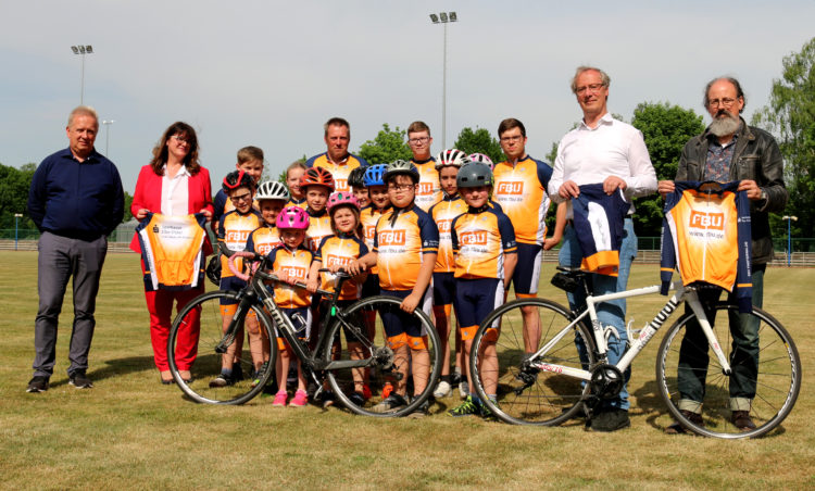 Präsentation der neuen Sportbekleidung mit den Nachwuchssportlern und dem 1. Vorsitzenden
des RSV Finsterwalde Frank Luttuschka (1.vl.), Corinna Oepen (Sparkasse Elbe-Elster - 2.v.l), Albrecht
Marschetzky (Finsterwalder Bauunion – 1.v.r) und Clemens Nöller (Galfa – 2.v.r.) (Bild: Mario
Grimm/RSV Finsterwalde)