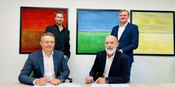 Die beiden Klinikgeschäftsführer Marc Bernstädt (l.) und Dr. Götz Brodermann unterzeichnen den wegweisenden Vertrag für eine starke Labormedizin in der Lausitz. Michael Eis, Prokurist der CTK-Poliklinik (hinten links) und Sana Regionalgeschäftsführer Dr. Christian von Klitzing (hinten rechts) freuen sich über diese wichtige Kooperation für die zukunftsorientierte medizinische Versorgung in der Lausitz. 
© SKN /Benjamin Seidemann