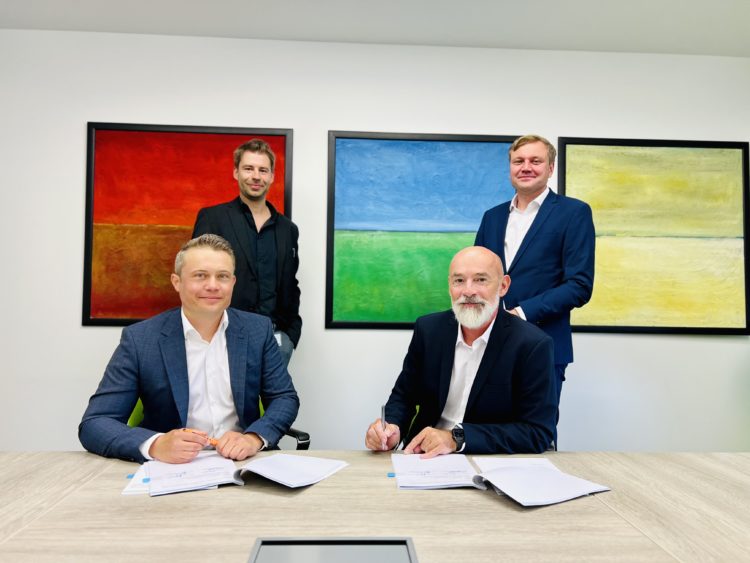 Die beiden Klinikgeschäftsführer Marc Bernstädt (l.) und Dr. Götz Brodermann unterzeichnen den wegweisenden Vertrag für eine starke Labormedizin in der Lausitz. Michael Eis, Prokurist der CTK-Poliklinik (hinten links) und Sana Regionalgeschäftsführer Dr. Christian von Klitzing (hinten rechts) freuen sich über diese wichtige Kooperation für die zukunftsorientierte medizinische Versorgung in der Lausitz. 
© SKN /Benjamin Seidemann