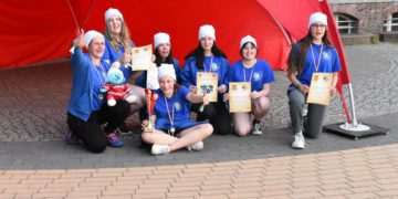 Jugendrotkreuz Cottbus holt in der Altersklasse 13 - 16 Jahre den ersten Platz (v.l.n.r. Gruppenleiterin Franziska Burkow, Charlotte B., Leonie A., davor Julia B., Lena H., Lena M. und Sophie M.) / Bild: Julia Antrag-Gohr (DRK KV CB)