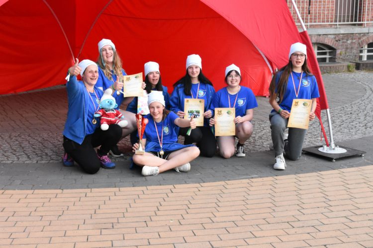 Jugendrotkreuz Cottbus holt in der Altersklasse 13 - 16 Jahre den ersten Platz (v.l.n.r. Gruppenleiterin Franziska Burkow, Charlotte B., Leonie A., davor Julia B., Lena H., Lena M. und Sophie M.) / Bild: Julia Antrag-Gohr (DRK KV CB)