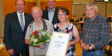 Bei der Ehrung im Kreistag v.l.n.r.: Landrat Christian Jaschinski, Horst Paulick, Kreistagsvorsitzender Thomas Lehmann, Irene Stockmann und Bernd-Jürgen Fritsch (beide Radfahrverein). (Bild: Pressestelle Kreisverwaltung/Tilo Wanka)
