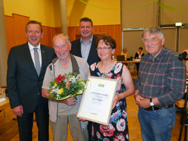 Bei der Ehrung im Kreistag v.l.n.r.: Landrat Christian Jaschinski, Horst Paulick, Kreistagsvorsitzender Thomas Lehmann, Irene Stockmann und Bernd-Jürgen Fritsch (beide Radfahrverein). (Bild: Pressestelle Kreisverwaltung/Tilo Wanka)