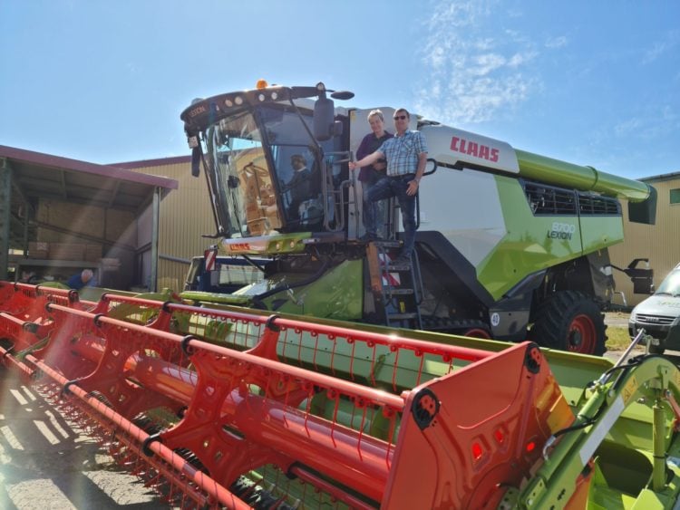 Röderland-Geschäftsführer Steffen Höppner präsentiert den neuen Mähdrescher für seinen Agrarbetrieb. (Bild: Röderland GmbH Bönitz)