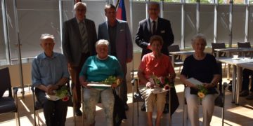 die ausgezeichneten Seniorinnen und Senioren mit Dr. Gert-Dieter Andreas, Kreistagsvorsitzender Dr. Torsten Schüler und Landrat Harald Altekrüger/Landkreis Spree-Neiße