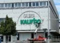 Der Schriftzug Galeria Kaufhof wird im Juni 2023 von der Fassade des Warenhauses in Cottbus abgebaut