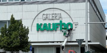Der Schriftzug Galeria Kaufhof wird im Juni 2023 von der Fassade des Warenhauses in Cottbus abgebaut