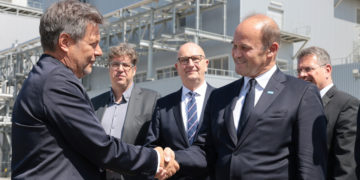 V.l.n.r. Dr. Robert Habeck, Bundesminister für Wirtschaft und Klimaschutz, Dr. Martin Brudermüller, Vorsitzender des Vorstands der BASF SE. (Bild: BASF)