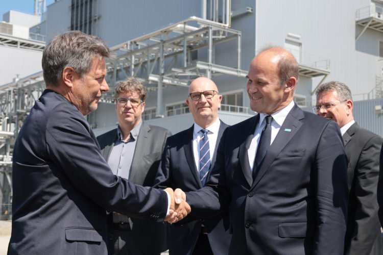 V.l.n.r. Dr. Robert Habeck, Bundesminister für Wirtschaft und Klimaschutz, Dr. Martin Brudermüller, Vorsitzender des Vorstands der BASF SE. (Bild: BASF)