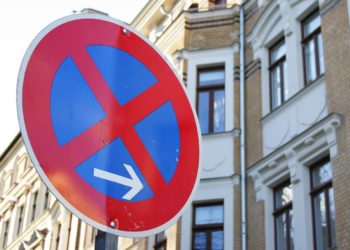 Cottbus: Falschparker am Oberkirchplatz. Stadt stellt neue Schilder auf