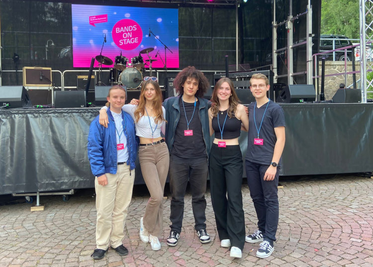 Gewannen neben dem Publikumspreis auch den 1. Platz von 17 teilnehmenden Bands v.l.n.r.: Luczin-Felix Eckert, Julia Kublick, Matteo Bettle, Stella-Marie Jahn, Franz Wirges. (Bild: Kreismusik- und Kunstschule Elbe-Elster/ Elvira Mader:)