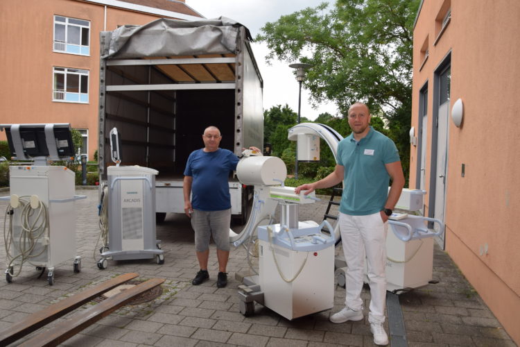 Oberarzt Ruslan Netedu – hier mit dem Fahrer Victor Butucel – stellte den Kontakt nach Moldawien her. (Foto: Naëmi-Wilke-Stift)