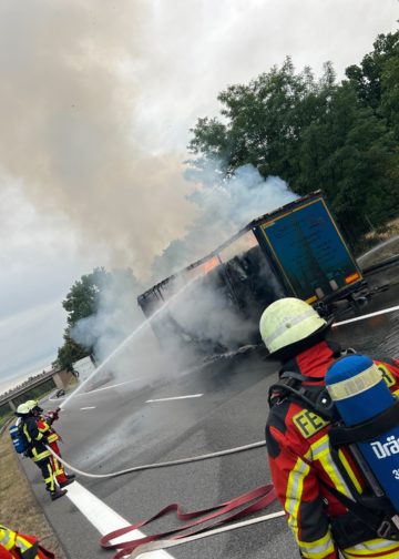 LKW Brand auf der A13 zwischen Großräschen und Bronkow, Foto: FFW Großräschen Nord