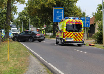 Sperrung in Klein Gaglow: Auto gegen Baum geprallt