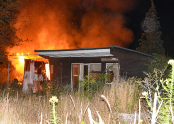 Brandstiftung in Schwarze Pumpe? Gartenlaube und Toilette in Flammen