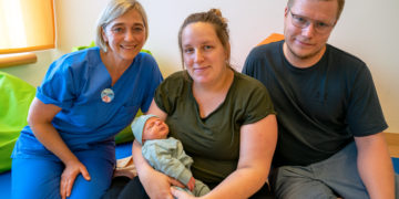Foto: (v.l.) Leitende Hebamme Sabine Sinapius, Mutter Sára, Baby Matti und Vater Enrico (Bild: CTK Cottbus)