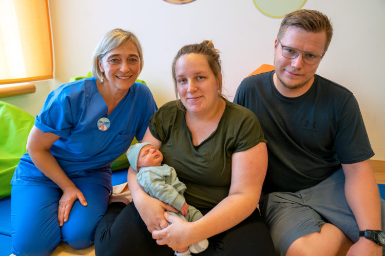 Foto: (v.l.) Leitende Hebamme Sabine Sinapius, Mutter Sára, Baby Matti und Vater Enrico (Bild: CTK Cottbus)