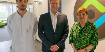 eißen PD Dr. Gero Wieners (Mitte) herzlich willkommen im CTK: Dr. Cornelia Schmidt, Ärztliche
Direktorin des Hauses und Dr. Stefan Kliesch, mit dem der neue Chefarzt das Institut für Radiologie und
Neuroradiologie leiten wird.