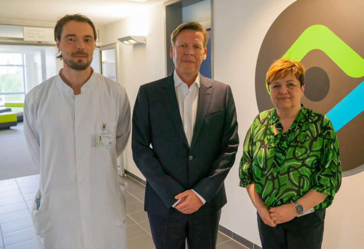 eißen PD Dr. Gero Wieners (Mitte) herzlich willkommen im CTK: Dr. Cornelia Schmidt, Ärztliche
Direktorin des Hauses und Dr. Stefan Kliesch, mit dem der neue Chefarzt das Institut für Radiologie und
Neuroradiologie leiten wird.