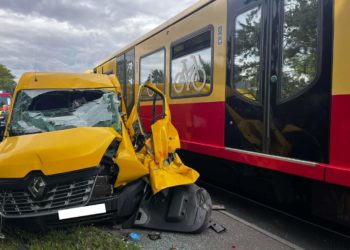 Geschlossene Schranken: Transporter in Schönefeld von S-Bahn erfasst