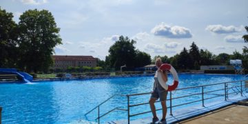 Das Freibad in Schwarze Pumpe/Carna Plumpa hat außer montags täglich geöffnet. Die Bäderangestellten sorgen gemeinsam mit Rettungsschwimmern vom Förderverein des Freibades für die Sicherheit der Gäste. (Bild: Stadtverwaltung Spremberg)