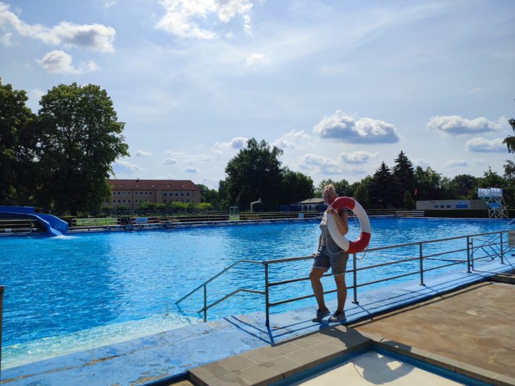 Das Freibad in Schwarze Pumpe/Carna Plumpa hat außer montags täglich geöffnet. Die Bäderangestellten sorgen gemeinsam mit Rettungsschwimmern vom Förderverein des Freibades für die Sicherheit der Gäste. (Bild: Stadtverwaltung Spremberg)