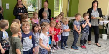 Kurzweilige feierliche Übergabe der neuen Kita an die Wadelsdorfer Jüngsten (Bild: Konstanze Schirmer / Stadtverwaltung Spremberg)