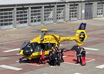 Der Rettungshubschrauber des ADAC macht nach einem Einsatz Station in der Feuerwache I in der Dresdener Straße. Auf dem Gelände der Wache findet am 02.09. ein Tag der offenen Tür statt.  (Foto: Stadt Cottbus/Chóśebuz)