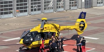 Der Rettungshubschrauber des ADAC macht nach einem Einsatz Station in der Feuerwache I in der Dresdener Straße. Auf dem Gelände der Wache findet am 02.09. ein Tag der offenen Tür statt.  (Foto: Stadt Cottbus/Chóśebuz)