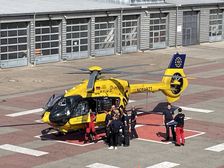 Der Rettungshubschrauber des ADAC macht nach einem Einsatz Station in der Feuerwache I in der Dresdener Straße. Auf dem Gelände der Wache findet am 02.09. ein Tag der offenen Tür statt.  (Foto: Stadt Cottbus/Chóśebuz)