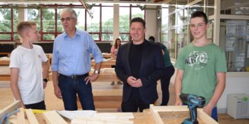 (SPD-Bundestagsabgeordneter Hannes Walter (2.v.r.) und Knut Deutscher, Hauptgeschäftsführer der HWK Cottbus, begrüßten die Sommercamp-Teilnehmer Collin Lehmann (l.) und Louis Kühne (r.). - Foto: HWK Cottbus/Veronika Martin