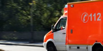 Rettungswagen mit Notruf 112 in Fahrt (Symbolbild)