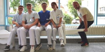 V.l.: Maciej, Filip, Oskar und Pauline mit Pflegedienstleiter Martin Schmidt (Bild: Naëmi-Wilke-Stift)