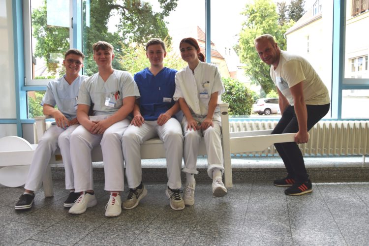 V.l.: Maciej, Filip, Oskar und Pauline mit Pflegedienstleiter Martin Schmidt (Bild: Naëmi-Wilke-Stift)