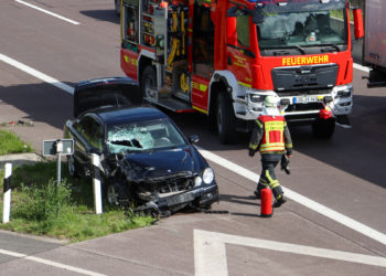 Mehrere Personen bei Unfall auf A12 verletzt. Auto auf LKW gekracht