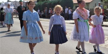 Schon die Jüngsten zeigen beim Heimat- und Trachtenfest die Vielfalt der wendischen Tracht. (Foto: Archiv/K. Möbes)