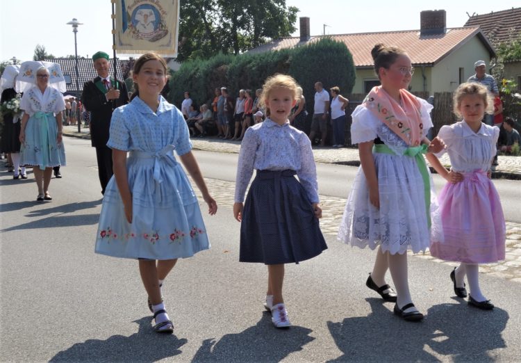 Schon die Jüngsten zeigen beim Heimat- und Trachtenfest die Vielfalt der wendischen Tracht. (Foto: Archiv/K. Möbes)