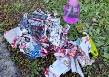 „Mit Herz und Spachtel“: Hass-Aufkleber in Burg entfernt