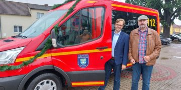 Bereit für eine Ehrenrunde vor der  Fahrzeugübergabe des neuen Mannschaftstransportwagens (MTW): Bürgermeister Andreas Pfeiffer (l.) und Ortsvorsteher  Hagen Schuster. (Bild: Andrea Budich)