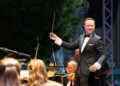 GMD Alexander Merzyn wird am 31. August 2023 das Filmmusikkonzert im Rahmen des Open-Air-Festivals „Liebe kennt keine Liga“ dirigieren (Foto: Bernd Schönberger)