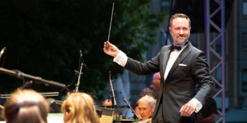 GMD Alexander Merzyn wird am 31. August 2023 das Filmmusikkonzert im Rahmen des Open-Air-Festivals „Liebe kennt keine Liga“ dirigieren (Foto: Bernd Schönberger)