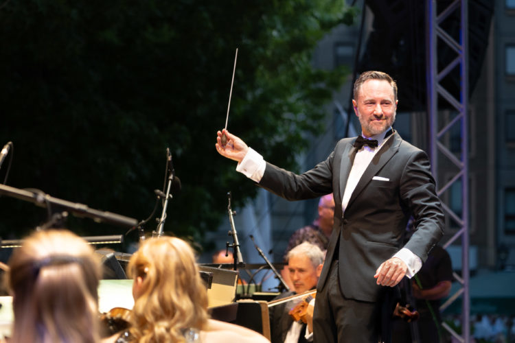 GMD Alexander Merzyn wird am 31. August 2023 das Filmmusikkonzert im Rahmen des Open-Air-Festivals „Liebe kennt keine Liga“ dirigieren (Foto: Bernd Schönberger)