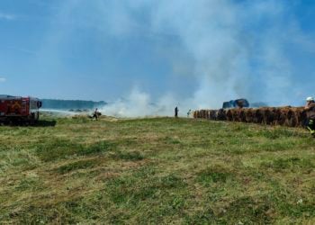 150 Strohballen in Flammen. Ermittlungen nach Feuerwehreinsatz in Leipe