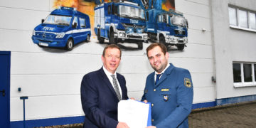Der THW-Ortsbeauftragte Florian Schönherr und Landrat Christian Jaschinski (v.r.n.l.) unterzeichneten eine neue Kooperationsvereinbarung zur Notversorgung und Notinstandsetzung in Krisensituationen. (Bild: Torsten Hoffgaard)