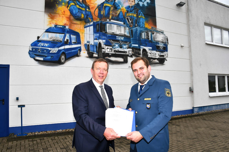 Der THW-Ortsbeauftragte Florian Schönherr und Landrat Christian Jaschinski (v.r.n.l.) unterzeichneten eine neue Kooperationsvereinbarung zur Notversorgung und Notinstandsetzung in Krisensituationen. (Bild: Torsten Hoffgaard)